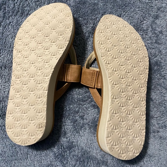 UGG Australia Womans Yellow Luna Logo are a size 8. - Picture 3 of 11